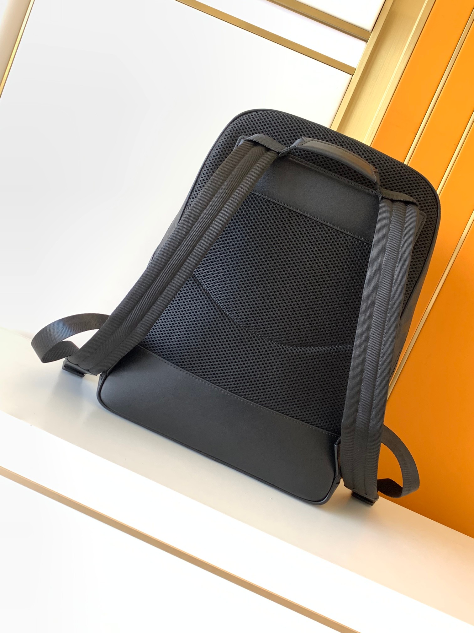 Minimalist Black Embossed Back - Leather Work Rucksack 评论和价格